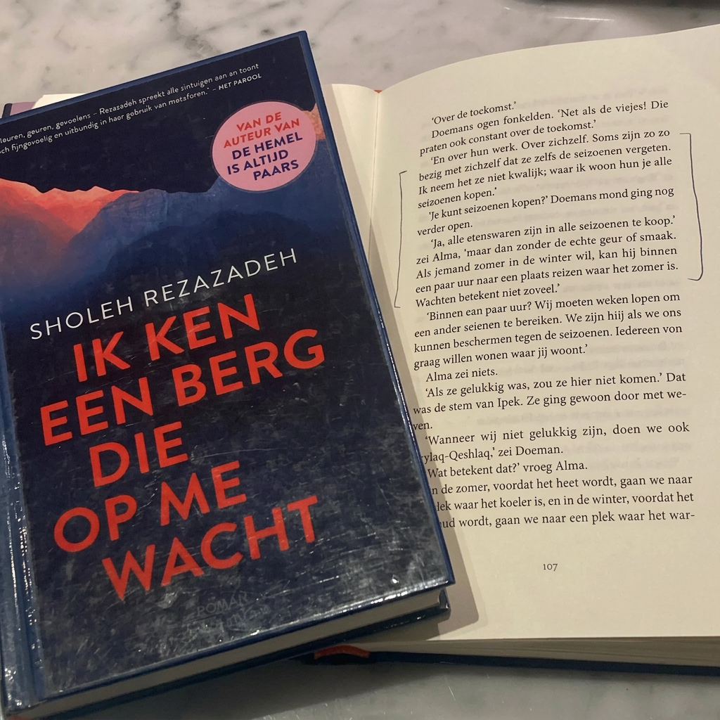 De roman Ik ken een berg die op me wacht naast een opengeslagen boek