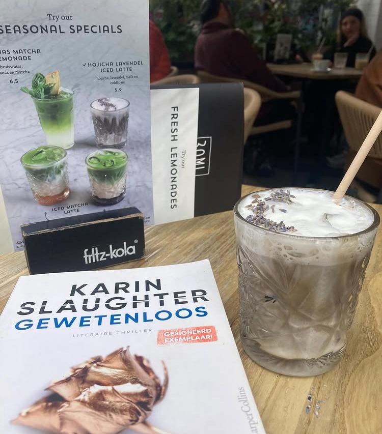 De thriller Gewetenloos van Karin Slaughter bij een iced latte op een terras