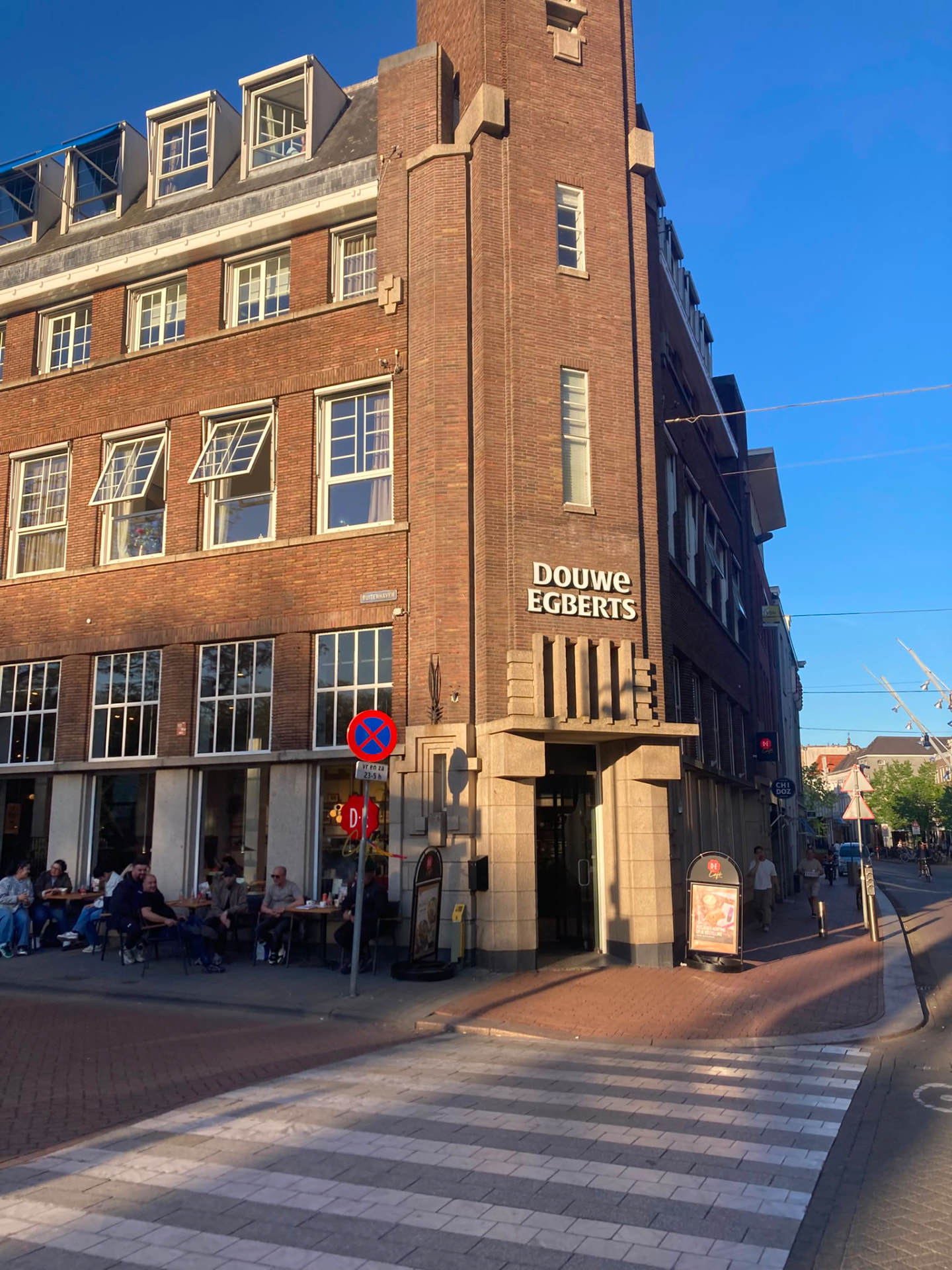 Het Douwe Egberts café in Den Bosch waar de club samenkomt