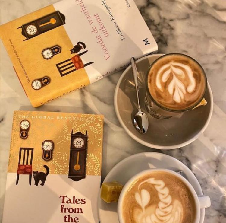 De boeken Voordat de warmte verdwijnt en Tales from the café met twee cappuccino's