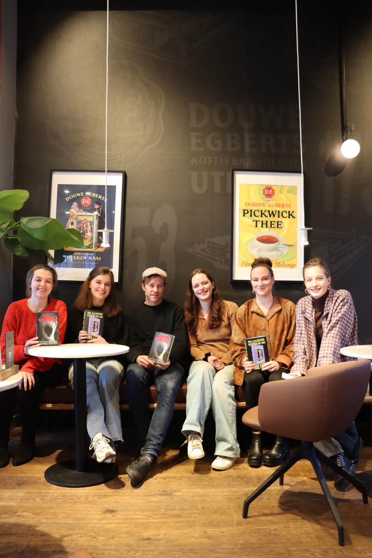 De leden van Boekenclub Den Bosch samen in het café