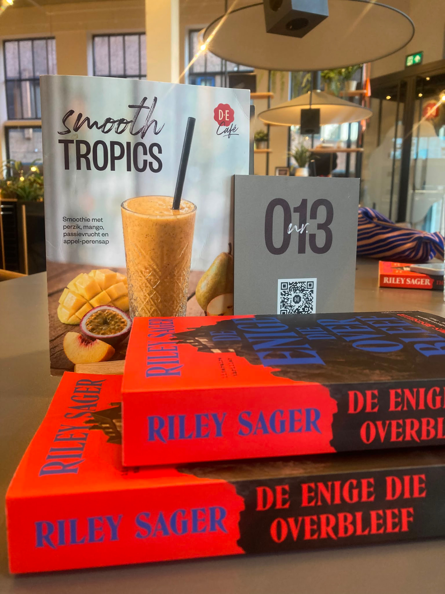 Thrillers op tafel in het café, klaar om besproken te worden